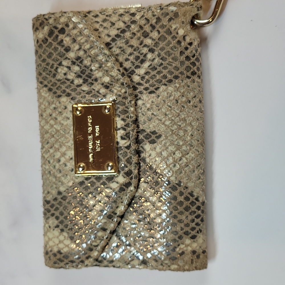 MICHAEL KORS SNAKE PRINT  PHONE WRISTLET - Picture 8 of 14